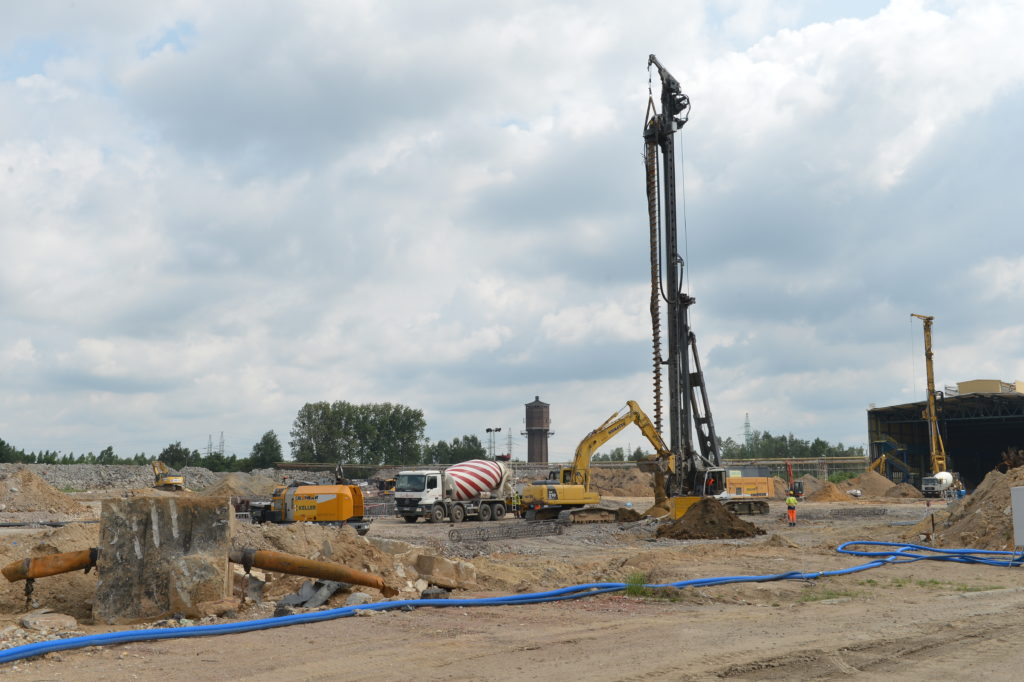 Teren byłej WRJ został uporządkowany, a w ziemię wbito prawie 500 betonowych pali pod nowoczesną halę walcowni.